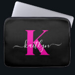 Elegant zwart Hot Pink Script Monogram Laptop Sleeve<br><div class="desc">Deze eenvoudige,  elegante zwarte 13-inch laptophoes met uw voornaam in een trendy scriptlettertype in wit en uw eerste initiaal in een modern petten lettertype in hot pink is ideaal voor u. Het is stijlvol en trendy en toch zeer klassiek. Het is uniek - net als jij!</div>