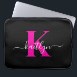 Elegant zwart Hot Pink Script Monogram Laptop Sleeve<br><div class="desc">Deze eenvoudige,  elegante zwarte 13-inch laptophoes met uw voornaam in een trendy scriptlettertype in wit en uw eerste initiaal in een modern petten lettertype in hot pink is ideaal voor u. Het is stijlvol en trendy en toch zeer klassiek. Het is uniek - net als jij!</div>