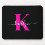 Elegant zwart Hot Pink Script Monogram Muismat<br><div class="desc">Deze eenvoudige, elegante zwarte mousepad met uw voornaam in een trendy script lettertype in wit getypt over uw eerste initiaal in een modern petten lettertype in hot pink is ideaal voor uw kantoor / bureau. Het is stijlvol en trendy en toch zeer klassiek.</div>