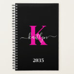 Elegant zwart Hot Pink Script Monogram Planner<br><div class="desc">Deze eenvoudige, elegante zwarte 5, 5 x 8, 5 soft planner met je voornaam in een trendy script lettertype in wit getypt over je eerste initiaal in een modern petten lettertype in hot pink is ideaal voor jou. Het is stijlvol en trendy en toch zeer klassiek. Het maakt het houden...</div>