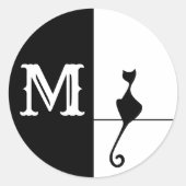 Elegant zwart kat met initiaal ronde sticker (Voorkant)