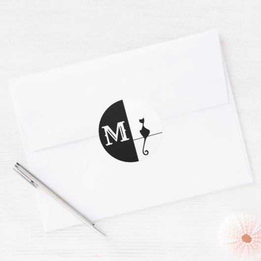 Elegant zwart kat met initiaal ronde sticker (Envelop)