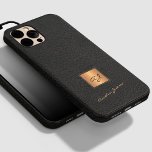 Elegant zwart leder goud monogrammen scriptnaam Case-Mate iPhone 14 pro hoesje<br><div class="desc">Uitzonderlijk uitziende luxe monogrammed iPhone-draagtas met een faux gouden vierkant boven een stijlvol zwart leder dat er uitziet (PRINTED,  NOT REAL LEATHER TEXTURE).           Personaliseer het met uw witte naam van de manuscripthandtekening en monogram naaminitialen.</div>