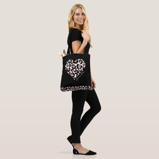 Elegant zwart luipaard hart tote bag (Op model)