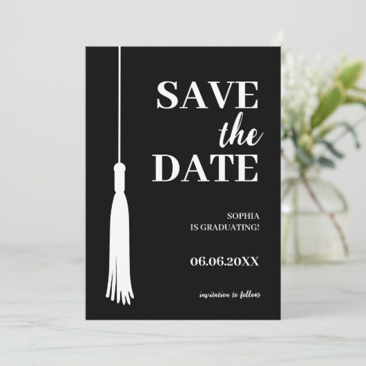 Elegant zwart minimalistisch Afstudeerder kwastje Save The Date (Staand voorkant)
