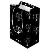 Elegant Zwart Monogram Aangepaste Naam Patroon Medium Cadeauzakje (Achterkant Gekanteld)