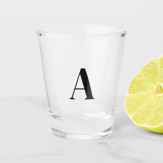 Elegant Zwart Monogram Initiaal Shot Glass Glas (Voorkant)