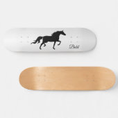 Elegant zwart paard silhouet op grijs gradiënt persoonlijk skateboard (Horizontaal)