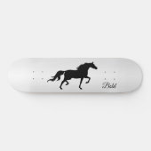 Elegant zwart paard silhouet op grijs gradiënt persoonlijk skateboard (Horizontaal)
