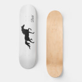 Elegant zwart paard silhouet op grijs gradiënt persoonlijk skateboard (Voorkant)
