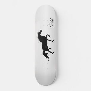 Elegant zwart paard silhouet op grijs gradiënt persoonlijk skateboard