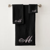 Elegant Zwart Roze Monogram Script Initiaal Naam Bad Handdoek (Insitu)