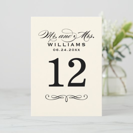 Elegant Zwart Script Bruiloft Monogram Tafelnummer (Staand voorkant)