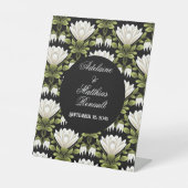 Elegant Zwart & Wit Bloemen Bruiloft: Kalligrafie Reclamebord Met Voetstuk (Voorkant)
