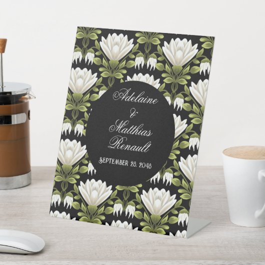 Elegant Zwart & Wit Bloemen Bruiloft: Kalligrafie Reclamebord Met Voetstuk (Insitu)