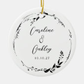 Elegant Zwart Wit Bloemen Krans Bruiloft Custom Keramisch Ornament (Voorkant)