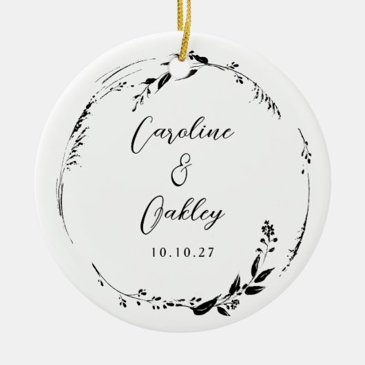 Elegant Zwart Wit Bloemen Krans Bruiloft Custom Keramisch Ornament (Voorkant)