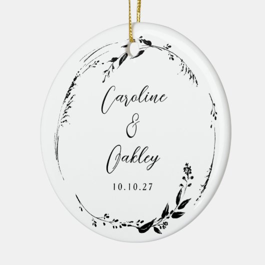 Elegant Zwart Wit Bloemen Krans Bruiloft Custom Keramisch Ornament (Links)