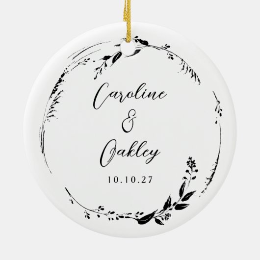 Elegant Zwart Wit Bloemen Krans Bruiloft Custom Keramisch Ornament (Achterkant)