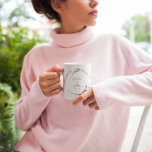 Elegant Zwart Wit Bloemen Krans Bruiloft Custom Koffiemok<br><div class="desc">Elegant Zwart Wit Botanisch Krans Boho Bruiloft Aangepaste Koffie Mok</div>