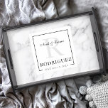 Elegant zwart-wit bruiloft monogram dienblad<br><div class="desc">Verhoog hun huis met onze Elegante zwart-wit bruiloft monogram dienblad. Ideaal voor jubilea, vrijgezellenfeesten, bruiloften en verlovingsfeesten, dit verfijnde dienblad zorgt voor een doordacht en elegant cadeau. Personaliseer het met het monogram van het paar of de nieuwe achternaam, creërend een douanetaak voor hun huis. Dit stijlvolle dienblad is een praktische...</div>