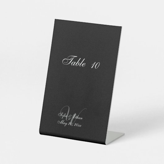 Elegant Zwart Wit Bruiloft Monogram Tafelnummers Reclamebord Met Voetstuk (Voorkant)
