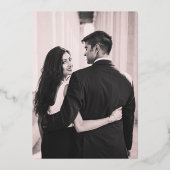 Elegant Zwart & Wit Crest Sla de datum op Folie Uitnodiging (Achterkant)