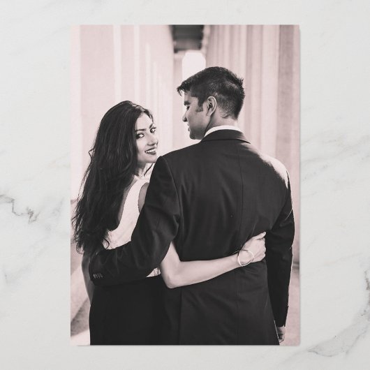 Elegant Zwart & Wit Crest Sla de datum op Folie Uitnodiging (Achterkant)