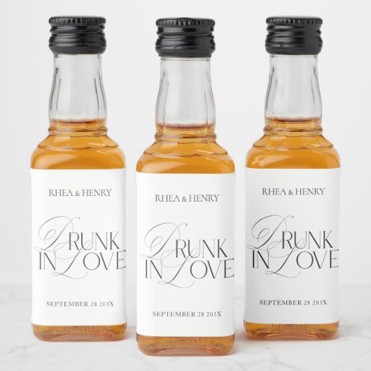 Elegant Zwart & Wit Drunk in Love Mini Likeurfles Etiket (Flessen)
