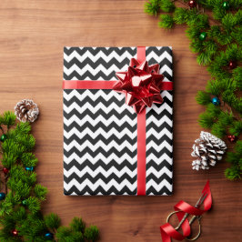 Elegant zwart-wit gestreept chevronpatroon cadeaupapier