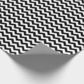 Elegant zwart-wit gestreepte chevron patroon cadeaupapier (Hoek)