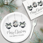 Elegant zwart wit kerstfeest papieren bordje<br><div class="desc">Voeg een chique en feestelijke touch toe aan uw winterfeest met deze prachtig ontworpen borden voor papieren feesten. Met drie delicate waterverf ornamenten in zacht zwart en wit tinten, geaccentueerd door groenblijvend groen en boegdetails, bieden deze borden een trendy en verfijnde look. "Merry Christmas" wordt weergegeven in sierlijke scripttypografie, terwijl...</div>