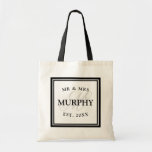 Elegant zwart-wit: mevrouw monogram bruiloft tote bag<br><div class="desc">Elegant zwart-wit de heer mrs monogram bruiloft canvas tassen. Fancy logo met prachtige typografie voor naam, datum en monogrammed letter. Een leuk cadeautje of een feestelijke gunst voor bruid, bloemmeisjes, eerwraak en bruidsmeisjes op een bruiloft. Het manuscripttypografie van de klasse met de achtergrond van de film brief. Ook geweldig voor...</div>