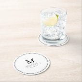 Elegant zwart-wit minimalistisch monogram ronde kartonnen onderzetter (Insitu)
