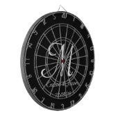 Elegant Zwart & Wit Monogram Initiaal Naam Custom Dartbord (Voorkant Links)