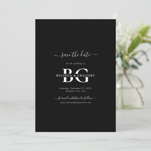 Elegant Zwart-wit Monogram Initialen Bruiloft Save The Date (Staand voorkant)