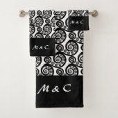 Elegant Zwart Wit Monogrammed Varen Frond Swirls Bad Handdoek (Insitu)