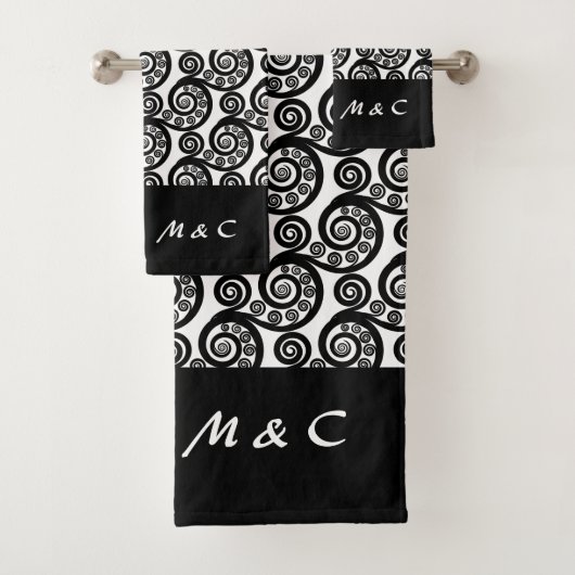 Elegant Zwart Wit Monogrammed Varen Frond Swirls Bad Handdoek (Insitu)
