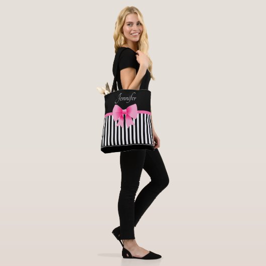 Elegant zwart-wit patroon roze boog tote bag (Op model)