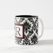 Elegant zwart wit rood damast monogram tweekleurige koffiemok (Voorkant rechts)