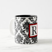 Elegant zwart wit rood damast monogram tweekleurige koffiemok (Voorkant links)