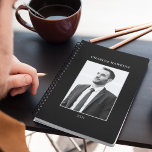 Elegant zwart-wit zakelijk Man foto monogram Planner<br><div class="desc">Presentatie van onze Elegant Black & White Business Man Photo Monogram Planner. Deze planner combineert professionaliteit met personalisatie en biedt een georganiseerde en verfijnde benadering van planning met ruimte voor een bedrijfsgerichte foto.</div>