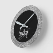 Elegant zwart zilver glitter monogram familienaam ronde klok (Hoek)