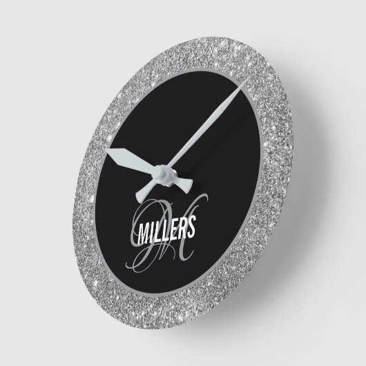 Elegant zwart zilver glitter monogram familienaam ronde klok (Hoek)