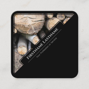 Elegant zwarte houten schoorsteen met houten const vierkante visitekaartje