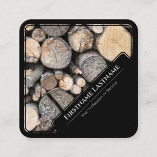 Elegant zwarte houten schoorsteen met houten const vierkante visitekaartje