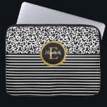 Elegant zwarte leopard-hoes voor monogram laptop laptop sleeve<br><div class="desc">Een zwart-wit luipvormig patroon met een zwart-wit gestreept en een gouden en zwarte elegante monogram versiert deze laptophoes. Pas het aan voor jezelf of voor een geschenk! Ontworpen voor jou door Blackberry Boulevard.</div>