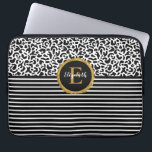 Elegant zwarte leopard-hoes voor monogram laptop laptop sleeve<br><div class="desc">Een zwart-wit luipvormig patroon met een zwart-wit gestreept en een gouden en zwarte elegante monogram versiert deze laptophoes. Pas het aan voor jezelf of voor een geschenk! Ontworpen voor jou door Blackberry Boulevard.</div>