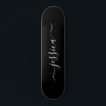 Elegant zwarte witte manuscriptnaam persoonlijk skateboard<br><div class="desc">Moderne,  girale skateboard met een zwart achtergrondontwerp en een elegant wit handgeschreven script. Personaliseer met jouw naam.</div>
