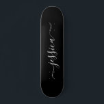 Elegant zwarte witte manuscriptnaam persoonlijk skateboard<br><div class="desc">Moderne,  girale skateboard met een zwart achtergrondontwerp en een elegant wit handgeschreven script. Personaliseer met jouw naam.</div>